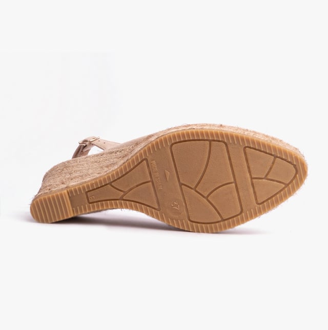Toni Pons BREMEN Womens Espadrilles Stone

 Upper Material: Suede

Lining Material: Textile

Sole Material: Rubber

Closure/Fastening: Buckle

Features: Comfort,Breathable

Heel Type: Wedge

Toe Shape: Round

Shoe Width: Regular

Item Weight: 1 KG

Heel Height: Medium (5-7.4cm)

Sandal Style: Sandals

Gift Boxed: No
Product Code: BREMEN-STONE
