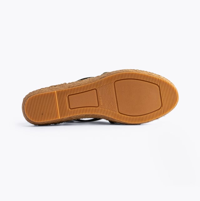 Toni Pons NURIA Ladies Suede Espadrilles Khaki

 Upper Material: Suede

Lining Material: Textile

Sole Material: Rubber

Closure/Fastening: Slip-On

Features: Lightweight,Comfort,Breathable

Toe Shape: Round

Shoe Width: Regular

Item Weight: 0.5 KG

Heel Height: Low (2.5-4.9cm)

Sandal Style: Sandals

Gift Boxed: No
Product Code: NURIA-KHAKI