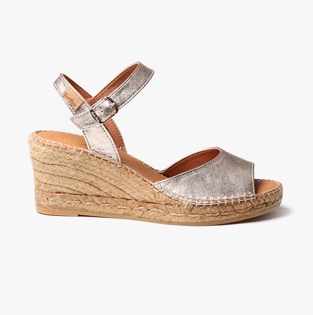 Toni Pons SIA-P Womens Espadrille Sandals Platinum

 Upper Material: Leather

Lining Material: Leather

Sole Material: Rubber

Closure/Fastening: Buckle

Features: Comfort,Breathable

Heel Type: Wedge

Shoe Width: Regular

Item Weight: 1 KG

Heel Height: Medium (5-7.4cm)

Sandal Style: Sandals

Gift Boxed: No
Product Code: SIA-P-PLATINUM