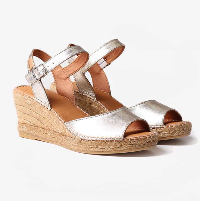 Toni Pons SIA-P Womens Espadrille Sandals Platinum

 Upper Material: Leather

Lining Material: Leather

Sole Material: Rubber

Closure/Fastening: Buckle

Features: Comfort,Breathable

Heel Type: Wedge

Shoe Width: Regular

Item Weight: 1 KG

Heel Height: Medium (5-7.4cm)

Sandal Style: Sandals

Gift Boxed: No
Product Code: SIA-P-PLATINUM