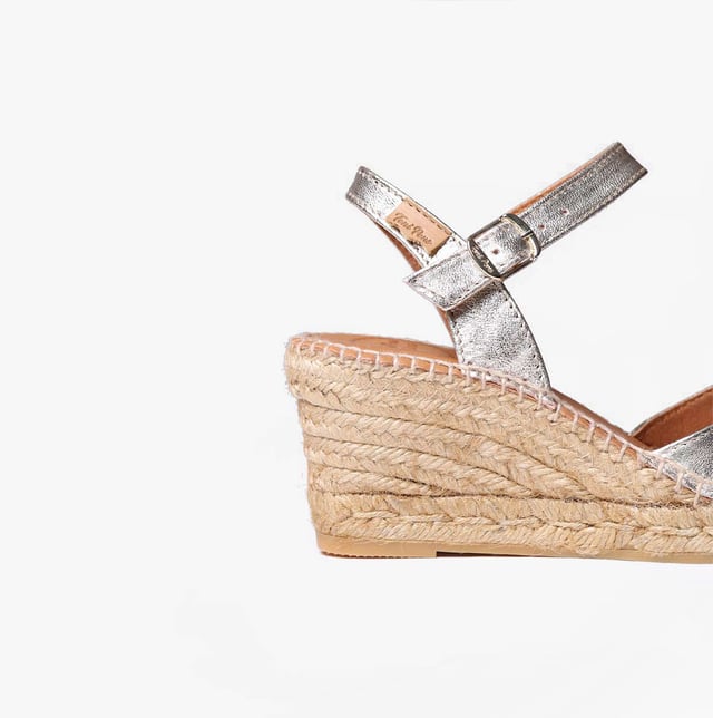 Toni Pons SIA-P Womens Espadrille Sandals Platinum

 Upper Material: Leather

Lining Material: Leather

Sole Material: Rubber

Closure/Fastening: Buckle

Features: Comfort,Breathable

Heel Type: Wedge

Shoe Width: Regular

Item Weight: 1 KG

Heel Height: Medium (5-7.4cm)

Sandal Style: Sandals

Gift Boxed: No
Product Code: SIA-P-PLATINUM