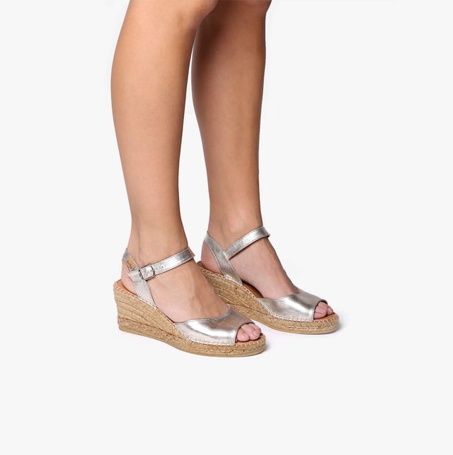 Toni Pons SIA-P Womens Espadrille Sandals Platinum

 Upper Material: Leather

Lining Material: Leather

Sole Material: Rubber

Closure/Fastening: Buckle

Features: Comfort,Breathable

Heel Type: Wedge

Shoe Width: Regular

Item Weight: 1 KG

Heel Height: Medium (5-7.4cm)

Sandal Style: Sandals

Gift Boxed: No
Product Code: SIA-P-PLATINUM