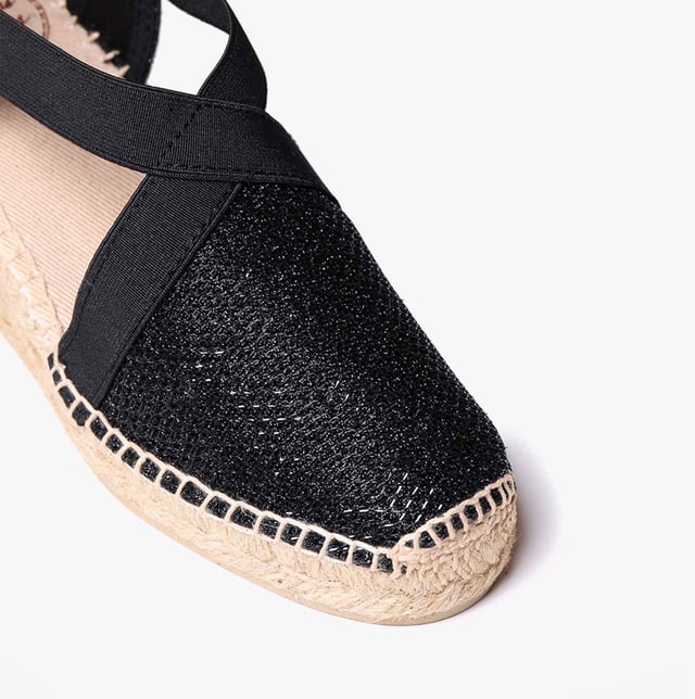 Toni Pons TRITON Womens Espadrille Sandals Black

 Upper Material: Cotton/Fabric

Lining Material: Fabric

Sole Material: Rubber

Closure/Fastening: Slip-On

Features: Comfort,Vegan,Breathable

Heel Type: Wedge

Toe Shape: Round

Shoe Width: Regular

Item Weight: 1 KG

Heel Height: Low (2.5-4.9cm)

Sandal Style: Sandals

Gift Boxed: No
Product Code: TRITON-BLACK