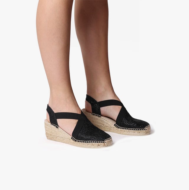 Toni Pons TRITON Womens Espadrille Sandals Black

 Upper Material: Cotton/Fabric

Lining Material: Fabric

Sole Material: Rubber

Closure/Fastening: Slip-On

Features: Comfort,Vegan,Breathable

Heel Type: Wedge

Toe Shape: Round

Shoe Width: Regular

Item Weight: 1 KG

Heel Height: Low (2.5-4.9cm)

Sandal Style: Sandals

Gift Boxed: No
Product Code: TRITON-BLACK