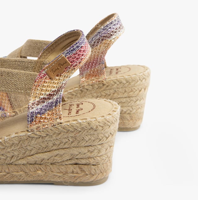 Toni Pons TRITON Ladies Vegan Wedge Espadrilles Multi

 Upper Material: Cotton

Lining Material: Textile

Sole Material: Rubber

Closure/Fastening: Slip-On

Features: Lightweight,Vegan,Comfort,Breathable

Heel Type: Wedge

Toe Shape: Round

Shoe Width: Regular

Item Weight: 0.5 KG

Heel Height: Low (2.5-4.9cm)

Sandal Style: Sandals

Gift Boxed: No
Product Code: TRITON-MULTI