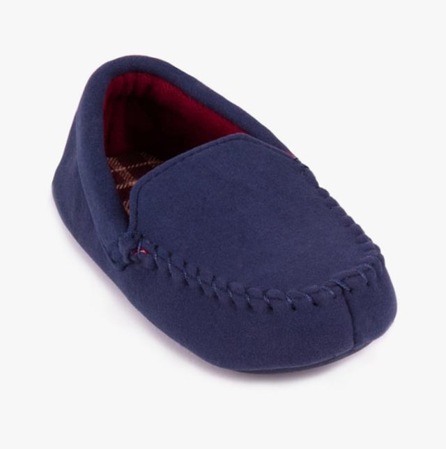 Totes Isotoner Totes Isotoner MOLESKIN CHECK LINED Boys Moccasin Slippers Navy

 Upper Material: Polyester

Lining Material: Polyester

Sole Material: TPR

Closure/Fastening: Slip-On

Features: Warm Lining,Comfort,Breathable

Toe Shape: Round

Shoe Width: Regular

Item Weight: 0.64 KG

Heel Height: Flat (Under 2.5cm)

Shoe Shaft Height: Low Top

Slipper Style: Moccasin

Gift Boxed: No
Product Code: 3171FNAV