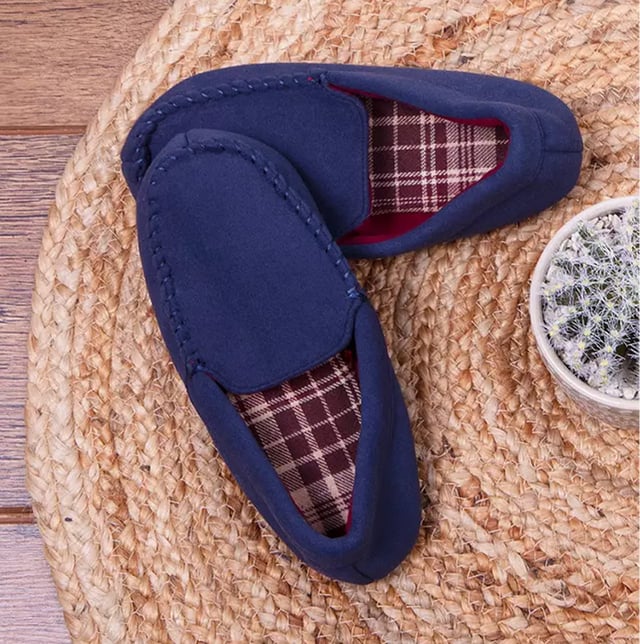 Totes Isotoner Totes Isotoner MOLESKIN CHECK LINED Boys Moccasin Slippers Navy

 Upper Material: Polyester

Lining Material: Polyester

Sole Material: TPR

Closure/Fastening: Slip-On

Features: Warm Lining,Comfort,Breathable

Toe Shape: Round

Shoe Width: Regular

Item Weight: 0.64 KG

Heel Height: Flat (Under 2.5cm)

Shoe Shaft Height: Low Top

Slipper Style: Moccasin

Gift Boxed: No
Product Code: 3171FNAV