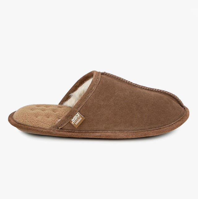 Totes Isotoner Totes Isotoner Mens Memory Foam Mule Slippers Tan

 Upper Material: Suede

Lining Material: Polyester

Sole Material: TPR/Textile

Closure/Fastening: Slip-On

Features: Comfort,Memory Foam,Warm Lining,Padded Footbed

Toe Shape: Round

Shoe Width: Regular

Item Weight: 0.49 KG

Heel Height: Flat (Under 2.5cm)

Slipper Style: Mule

Gift Boxed: No
Product Code: 99373TAN
