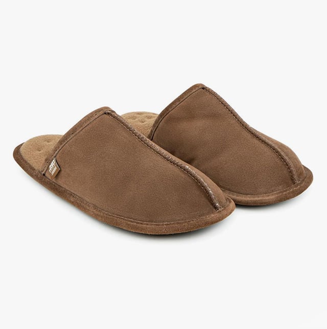 Totes Isotoner Totes Isotoner Mens Memory Foam Mule Slippers Tan

 Upper Material: Suede

Lining Material: Polyester

Sole Material: TPR/Textile

Closure/Fastening: Slip-On

Features: Comfort,Memory Foam,Warm Lining,Padded Footbed

Toe Shape: Round

Shoe Width: Regular

Item Weight: 0.49 KG

Heel Height: Flat (Under 2.5cm)

Slipper Style: Mule

Gift Boxed: No
Product Code: 99373TAN