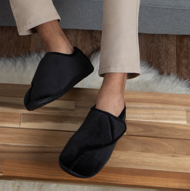 Totes Isotoner Totes Isotoner VELOUR CLOSED BACK Mens Slippers Black

 Upper Material: Polyester

Lining Material: Polyester

Sole Material: TPR/Textile

Closure/Fastening: Touch Fasten

Features: Memory Foam

Toe Shape: Round

Shoe Width: Regular

Item Weight: 0.2 KG

Heel Height: Flat (Under 2.5cm)

Slipper Style: Full Slipper
Product Code: 99384BLK