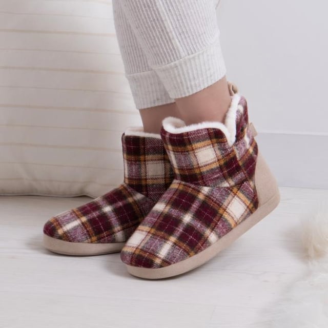 Totes Toasties Totes Toasties TARTAN Womens Bootie Slippers Multi

 Upper Material: Textile

Lining Material: Faux Fur

Sole Material: Synthetic

Closure/Fastening: Pull-On

Features: Comfort,Warm Lining

Toe Shape: Round

Shoe Width: Regular

Item Weight: 0.15 KG

Heel Height: Flat (Under 2.5cm)

Shoe Shaft Height: Ankle

Slipper Style: Slipper Boot

Gift Boxed: Yes
Product Code: 3214FMUL