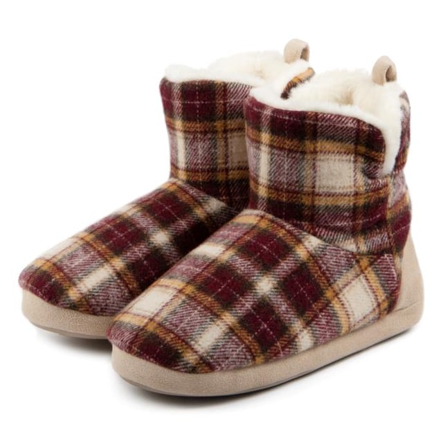 Totes Toasties Totes Toasties TARTAN Womens Bootie Slippers Multi

 Upper Material: Textile

Lining Material: Faux Fur

Sole Material: Synthetic

Closure/Fastening: Pull-On

Features: Comfort,Warm Lining

Toe Shape: Round

Shoe Width: Regular

Item Weight: 0.15 KG

Heel Height: Flat (Under 2.5cm)

Shoe Shaft Height: Ankle

Slipper Style: Slipper Boot

Gift Boxed: Yes
Product Code: 3214FMUL