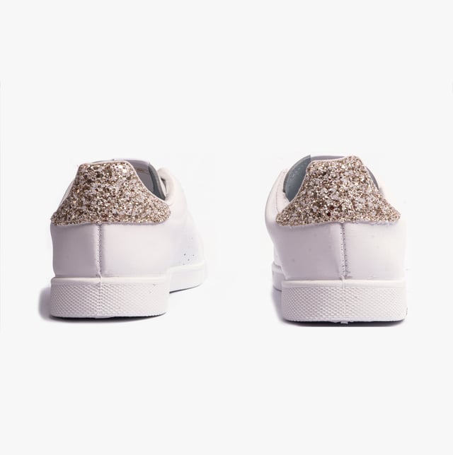 Victoria TENIS LEATHER &amp; GLITTER Womens Trainers Cava

 Upper Material: Leather/Synthetic

Lining Material: Textile

Sole Material: PVC

Closure/Fastening: Lace-Up

Features: Comfort

Toe Shape: Round

Shoe Width: Regular

Item Weight: 1 KG

Heel Height: Flat (Under 2.5cm)

Shoe Shaft Height: Low Top

Trainer Style: Casual

Gift Boxed: No
Product Code: 1125104/CAVA