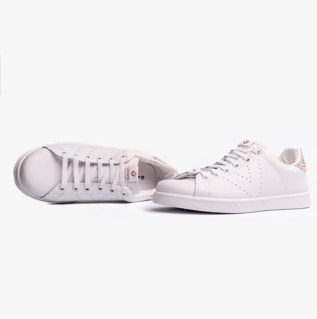 Victoria TENIS LEATHER &amp; GLITTER Womens Trainers Cava

 Upper Material: Leather/Synthetic

Lining Material: Textile

Sole Material: PVC

Closure/Fastening: Lace-Up

Features: Comfort

Toe Shape: Round

Shoe Width: Regular

Item Weight: 1 KG

Heel Height: Flat (Under 2.5cm)

Shoe Shaft Height: Low Top

Trainer Style: Casual

Gift Boxed: No
Product Code: 1125104/CAVA