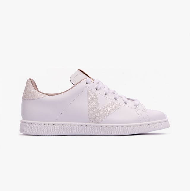 Victoria TENIS LEATHER &amp; GLITTER SWIRLS Womens Trainers Blanco

 Upper Material: Leather/Polyurethane

Lining Material: Textile

Sole Material: PVC

Closure/Fastening: Lace-Up

Features: Comfort

Toe Shape: Round

Shoe Width: Regular

Item Weight: 1 KG

Heel Height: Low (2.5-4.9cm)

Shoe Shaft Height: Low Top

Trainer Style: Casual

Gift Boxed: No
Product Code: 1125188/BLANCO