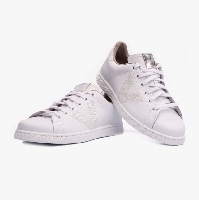 Victoria TENIS LEATHER &amp; GLITTER SWIRLS Womens Trainers Blanco

 Upper Material: Leather/Polyurethane

Lining Material: Textile

Sole Material: PVC

Closure/Fastening: Lace-Up

Features: Comfort

Toe Shape: Round

Shoe Width: Regular

Item Weight: 1 KG

Heel Height: Low (2.5-4.9cm)

Shoe Shaft Height: Low Top

Trainer Style: Casual

Gift Boxed: No
Product Code: 1125188/BLANCO