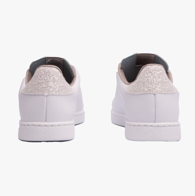 Victoria TENIS LEATHER &amp; GLITTER SWIRLS Womens Trainers Blanco

 Upper Material: Leather/Polyurethane

Lining Material: Textile

Sole Material: PVC

Closure/Fastening: Lace-Up

Features: Comfort

Toe Shape: Round

Shoe Width: Regular

Item Weight: 1 KG

Heel Height: Low (2.5-4.9cm)

Shoe Shaft Height: Low Top

Trainer Style: Casual

Gift Boxed: No
Product Code: 1125188/BLANCO