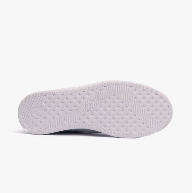 Victoria TENIS LEATHER &amp; GLITTER SWIRLS Womens Trainers Blanco

 Upper Material: Leather/Polyurethane

Lining Material: Textile

Sole Material: PVC

Closure/Fastening: Lace-Up

Features: Comfort

Toe Shape: Round

Shoe Width: Regular

Item Weight: 1 KG

Heel Height: Low (2.5-4.9cm)

Shoe Shaft Height: Low Top

Trainer Style: Casual

Gift Boxed: No
Product Code: 1125188/BLANCO