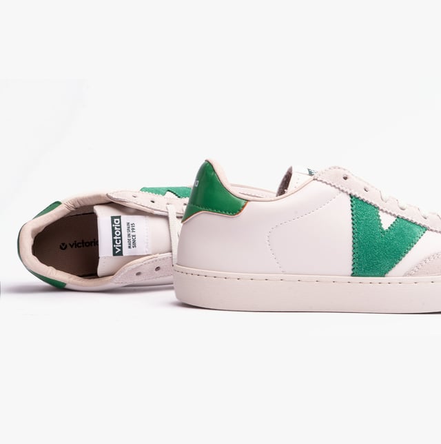 Victoria BERLIN FAUX LEATHER &amp; SPLIT Womens Trainers Verde

 Upper Material: Faux Leather

Lining Material: Textile

Sole Material: PVC

Closure/Fastening: Lace-Up

Features: Comfort

Toe Shape: Round

Shoe Width: Regular

Item Weight: 1 KG

Heel Height: Flat (Under 2.5cm)

Shoe Shaft Height: Low Top

Trainer Style: Casual

Gift Boxed: No
Product Code: 1126184/VERDE