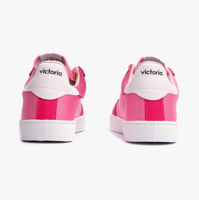 Victoria BERLIN SPLIT LEATHER &amp; NYLON Womens Trainers Fucsia

 Upper Material: Leather/Textile

Lining Material: Textile

Sole Material: PVC

Closure/Fastening: Lace-Up

Features: Comfort

Toe Shape: Round

Shoe Width: Regular

Item Weight: 1 KG

Heel Height: Flat (Under 2.5cm)

Shoe Shaft Height: Low Top

Trainer Style: Casual

Gift Boxed: No
Product Code: 1126193/FUCSIA