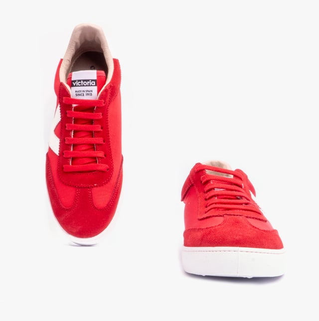 Victoria BERLIN SPLIT LEATHER &amp; NYLON Womens Trainers Rojo

 Upper Material: Leather/Textile

Lining Material: Textile

Sole Material: PVC

Closure/Fastening: Lace-Up

Features: Comfort

Toe Shape: Round

Shoe Width: Regular

Item Weight: 1 KG

Heel Height: Flat (Under 2.5cm)

Shoe Shaft Height: Low Top

Trainer Style: Casual

Gift Boxed: No
Product Code: 1126193/ROJO
