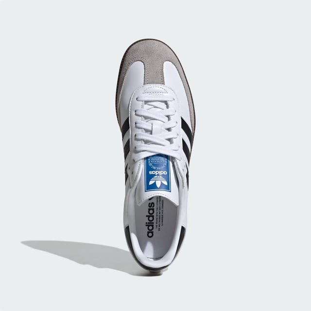 DE KLASSIEKE LOOK EN FEEL VAN DE AUTHENTIEKE SAMBA. Geboren op het voetbalveld, is de Samba een tijdloos icoon van streetstyle. Deze schoenen blijven trouw aan hun erfgoed met een zacht leren bovenwerk en suède overlays.
Details
Normale pasvorm
Vetersluiting
Volnerflederen bovenwerk met robuuste suède en goudfolie-details
Synthetische leren voering; Cupzool van rubber
Middenzool van rubber
Productkleur: Cloud White / Core Black / Clear Granite
Productcode: B75806
Highlights SUEDE T-NEUS ONTWERP: De authentieke Samba-look GETEXTUREERDE RUBBEREN CUPZOOL: Met draaipunt, geïnspireerd op voetbalerfgoed GOUDFOLIE OPDRUK: Metalen details met het opschrift "Samba"
adidas Sambas hebben een normale pasvorm, maar sommige mensen vinden ze iets aan de smalle kant. Heb je bredere voeten? Kies dan een halve maat groter voor wat meer ruimte