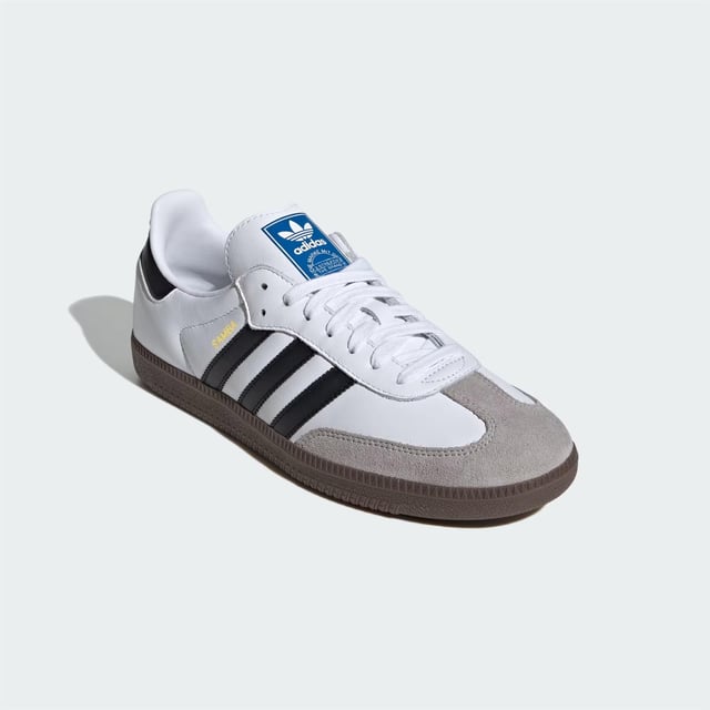 DE KLASSIEKE LOOK EN FEEL VAN DE AUTHENTIEKE SAMBA. Geboren op het voetbalveld, is de Samba een tijdloos icoon van streetstyle. Deze schoenen blijven trouw aan hun erfgoed met een zacht leren bovenwerk en suède overlays.
Details
Normale pasvorm
Vetersluiting
Volnerflederen bovenwerk met robuuste suède en goudfolie-details
Synthetische leren voering; Cupzool van rubber
Middenzool van rubber
Productkleur: Cloud White / Core Black / Clear Granite
Productcode: B75806
Highlights SUEDE T-NEUS ONTWERP: De authentieke Samba-look GETEXTUREERDE RUBBEREN CUPZOOL: Met draaipunt, geïnspireerd op voetbalerfgoed GOUDFOLIE OPDRUK: Metalen details met het opschrift "Samba"
adidas Sambas hebben een normale pasvorm, maar sommige mensen vinden ze iets aan de smalle kant. Heb je bredere voeten? Kies dan een halve maat groter voor wat meer ruimte