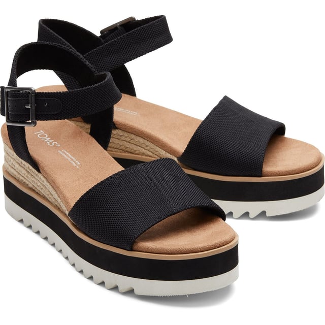 The women's Diana Sandal is the mid-height black platform wedge that gives you just the right amount of height with all functional features for the comfort-obsessed like an ultra-lightweight midsole with a stylish rope wrap detail