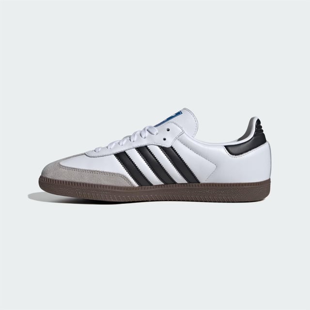 DE KLASSIEKE LOOK EN FEEL VAN DE AUTHENTIEKE SAMBA. Geboren op het voetbalveld, is de Samba een tijdloos icoon van streetstyle. Deze schoenen blijven trouw aan hun erfgoed met een zacht leren bovenwerk en suède overlays.
Details
Normale pasvorm
Vetersluiting
Volnerflederen bovenwerk met robuuste suède en goudfolie-details
Synthetische leren voering; Cupzool van rubber
Middenzool van rubber
Productkleur: Cloud White / Core Black / Clear Granite
Productcode: B75806
Highlights SUEDE T-NEUS ONTWERP: De authentieke Samba-look GETEXTUREERDE RUBBEREN CUPZOOL: Met draaipunt, geïnspireerd op voetbalerfgoed GOUDFOLIE OPDRUK: Metalen details met het opschrift "Samba"
adidas Sambas hebben een normale pasvorm, maar sommige mensen vinden ze iets aan de smalle kant. Heb je bredere voeten? Kies dan een halve maat groter voor wat meer ruimte