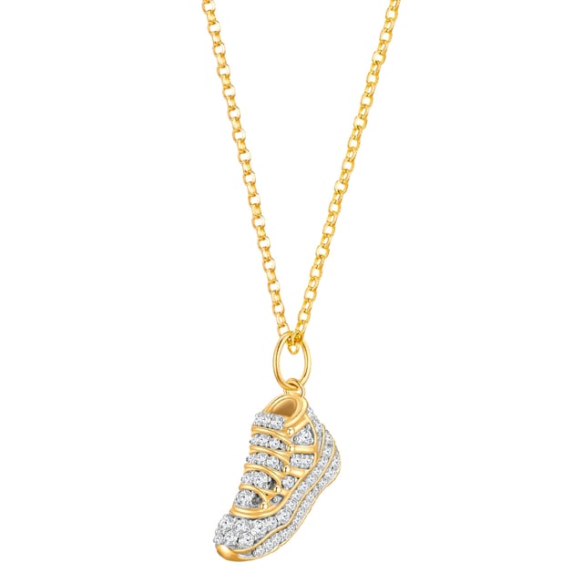 Do you love figurative motif jewelry with playful vibes and a lot of glamor? This chain of the Label Glapps Munich scores with a very special 3D trailer at fashionistas: a miniature sneaker dangles on a delicate anchor chain, lushly decorated with sparkling zirconia crystals in a diamond cut. An extension chain with a spring ring closure ensures high wearing comfort and a perfect seat in the cleavage. The chain and trailer are made of sterling silver and refined with shimmering yellow gold. The chain enhances every look and is an enrichment for your jewelry box.
