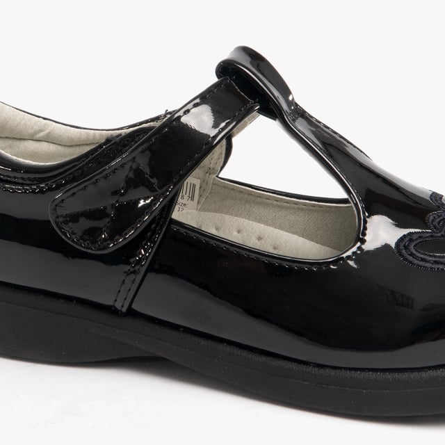 Give your youngster premium comfort and secure closure with these Boulevard Sophie shoes. Pair up with any dress wear to give your little ones outfit a boost in style.
- Synthetic upper
- Touch fasten 
- Padded footbed
- Durable outsole