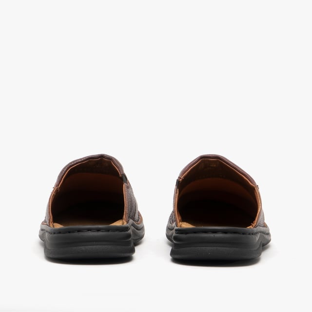 Estos clogs están fabricado por nosotrosen fina piel de napa. La banda elástica sofisticada proporciona una buena sujeción y rápida entrada en el zapato. La precisa costura a mano también convence por su calidad. Con la anchura de zapato G ofrecen estas botas una anchura confortable. Sigue tu camino con Klaus.