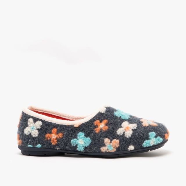 Sleepers Sleepers GRACIE Womens Knitted Full Slippers Grey Multi

 Upper Material: Textile

Lining Material: Textile

Sole Material: Rubber

Closure/Fastening: Slip-On

Features: Warm Lining,Comfort

Toe Shape: Round

Shoe Width: Regular

Item Weight: 0.32 KG

Heel Height: Flat (Under 2.5cm)

Shoe Shaft Height: Low Top

Slipper Style: Full Slipper

Gift Boxed: No
Product Code: LS382FM