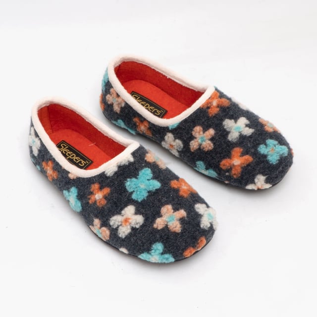 Sleepers Sleepers GRACIE Womens Knitted Full Slippers Grey Multi

 Upper Material: Textile

Lining Material: Textile

Sole Material: Rubber

Closure/Fastening: Slip-On

Features: Warm Lining,Comfort

Toe Shape: Round

Shoe Width: Regular

Item Weight: 0.32 KG

Heel Height: Flat (Under 2.5cm)

Shoe Shaft Height: Low Top

Slipper Style: Full Slipper

Gift Boxed: No
Product Code: LS382FM
