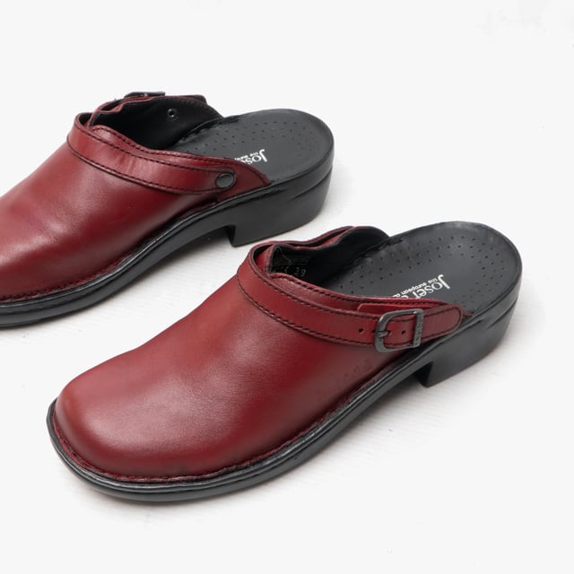Estos clogs están fabricado con piel de vaca de alta calidad, por lo que son muy duradero. El moderno cierre de hebilla ofrece una fijación individual del tamaño. La costura tradicional a mano también convence por su calidad. Betsy ofrece a los pies un ajuste extra gracias a la anchura G. Betsy le da la libertad de seguir su propio camino.