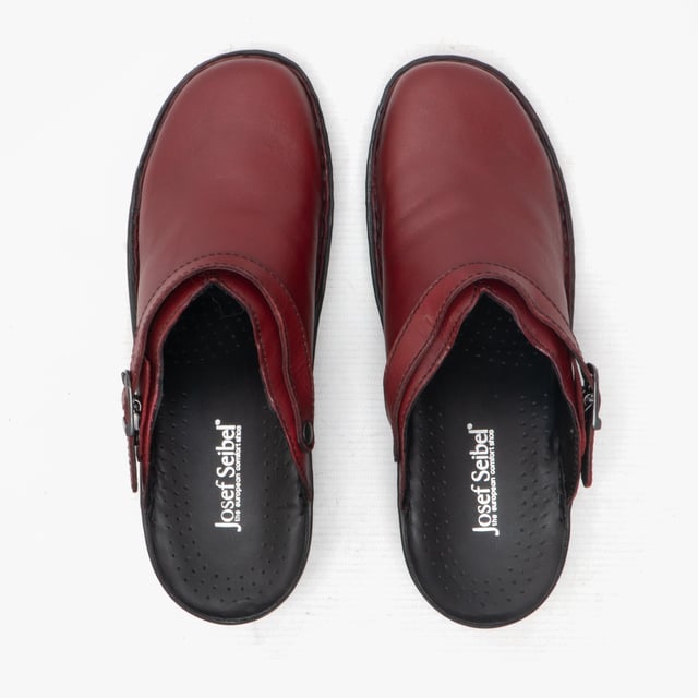 Estos clogs están fabricado con piel de vaca de alta calidad, por lo que son muy duradero. El moderno cierre de hebilla ofrece una fijación individual del tamaño. La costura tradicional a mano también convence por su calidad. Betsy ofrece a los pies un ajuste extra gracias a la anchura G. Betsy le da la libertad de seguir su propio camino.