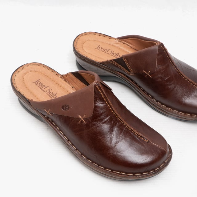 Estos zapatos están fabricados por nosotroscon piel de vaca muy duradero. La práctica cremallera sirve para una sujeción firme en el zapato. Un método de producción típico de JOSEF SEIBEL es el cosido preciso a mano. Gracias al ancho G estos clogs ofrecen gran amplitud para los pies normales. Catalonia 48 le da la libertad de seguir su propio camino.