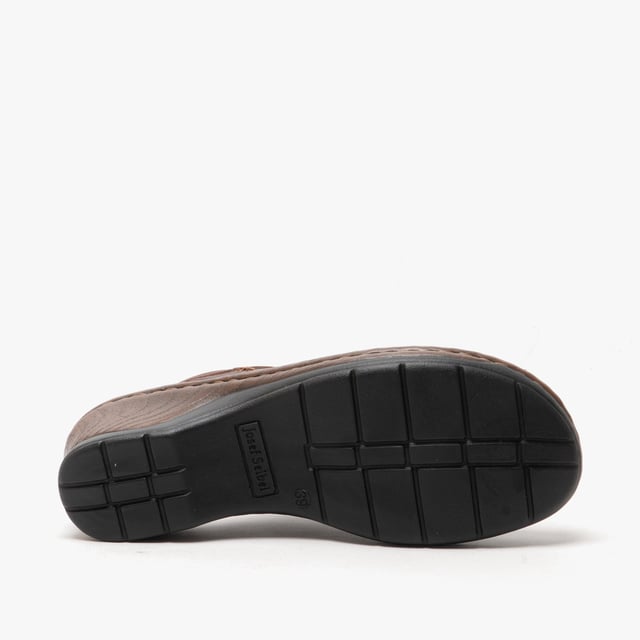 Estos zapatos están fabricados por nosotroscon piel de vaca muy duradero. La práctica cremallera sirve para una sujeción firme en el zapato. Un método de producción típico de JOSEF SEIBEL es el cosido preciso a mano. Gracias al ancho G estos clogs ofrecen gran amplitud para los pies normales. Catalonia 48 le da la libertad de seguir su propio camino.