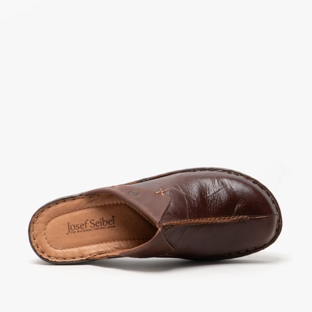 Estos zapatos están fabricados por nosotroscon piel de vaca muy duradero. La práctica cremallera sirve para una sujeción firme en el zapato. Un método de producción típico de JOSEF SEIBEL es el cosido preciso a mano. Gracias al ancho G estos clogs ofrecen gran amplitud para los pies normales. Catalonia 48 le da la libertad de seguir su propio camino.