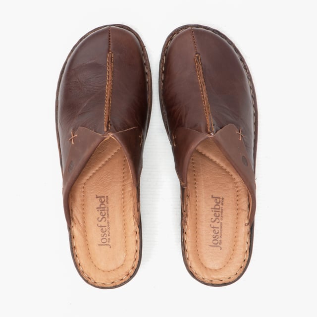 Estos zapatos están fabricados por nosotroscon piel de vaca muy duradero. La práctica cremallera sirve para una sujeción firme en el zapato. Un método de producción típico de JOSEF SEIBEL es el cosido preciso a mano. Gracias al ancho G estos clogs ofrecen gran amplitud para los pies normales. Catalonia 48 le da la libertad de seguir su propio camino.