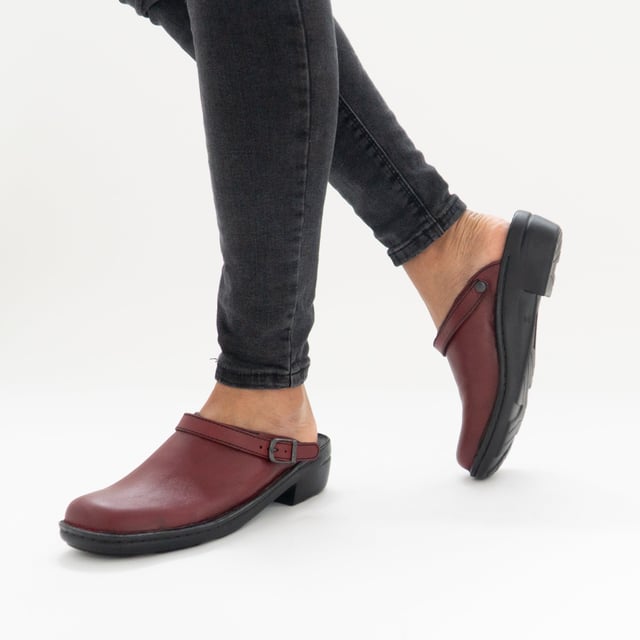 Estos clogs están fabricado con piel de vaca de alta calidad, por lo que son muy duradero. El moderno cierre de hebilla ofrece una fijación individual del tamaño. La costura tradicional a mano también convence por su calidad. Betsy ofrece a los pies un ajuste extra gracias a la anchura G. Betsy le da la libertad de seguir su propio camino.