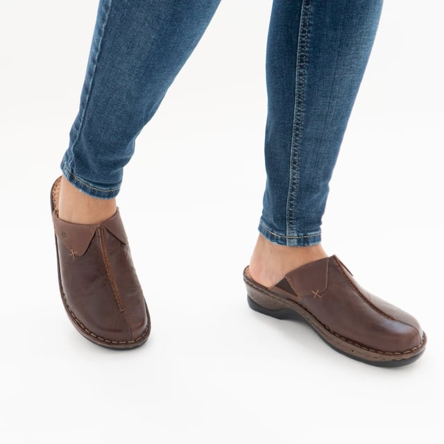 Estos zapatos están fabricados por nosotroscon piel de vaca muy duradero. La práctica cremallera sirve para una sujeción firme en el zapato. Un método de producción típico de JOSEF SEIBEL es el cosido preciso a mano. Gracias al ancho G estos clogs ofrecen gran amplitud para los pies normales. Catalonia 48 le da la libertad de seguir su propio camino.