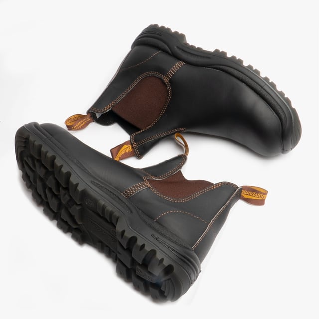 Las botas de seguridad Blundstone 192 son las botas definitivas para el trabajo y brindan apoyo, comodidad y protección durante todo el día. Estas botas Blundstone 192 están hechas de cuero marrón resistente y duradero de primera calidad certificado según la norma europea EN345, tienen una caña baja con un lateral elástico para calzarlas fácilmente y una puntera de acero endurecido. Son las botas definitivas para el día a día. Estas botas 192 son el resultado de décadas de experiencia en la fabricación de calzado australiano de la más alta calidad y, ya sea en casa, en el trabajo o en cualquier otro lugar, estas botas Blundstone son una elección perfecta.