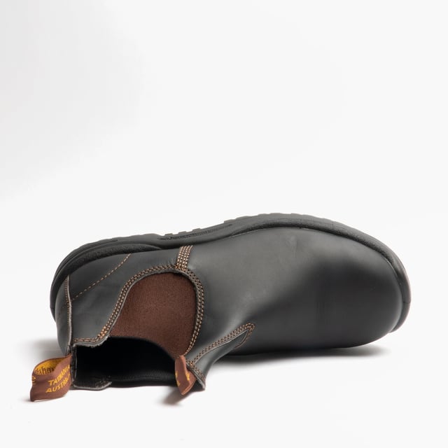 Las botas de seguridad Blundstone 192 son las botas definitivas para el trabajo y brindan apoyo, comodidad y protección durante todo el día. Estas botas Blundstone 192 están hechas de cuero marrón resistente y duradero de primera calidad certificado según la norma europea EN345, tienen una caña baja con un lateral elástico para calzarlas fácilmente y una puntera de acero endurecido. Son las botas definitivas para el día a día. Estas botas 192 son el resultado de décadas de experiencia en la fabricación de calzado australiano de la más alta calidad y, ya sea en casa, en el trabajo o en cualquier otro lugar, estas botas Blundstone son una elección perfecta.
