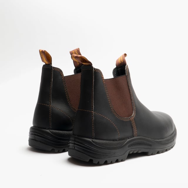 Las botas de seguridad Blundstone 192 son las botas definitivas para el trabajo y brindan apoyo, comodidad y protección durante todo el día. Estas botas Blundstone 192 están hechas de cuero marrón resistente y duradero de primera calidad certificado según la norma europea EN345, tienen una caña baja con un lateral elástico para calzarlas fácilmente y una puntera de acero endurecido. Son las botas definitivas para el día a día. Estas botas 192 son el resultado de décadas de experiencia en la fabricación de calzado australiano de la más alta calidad y, ya sea en casa, en el trabajo o en cualquier otro lugar, estas botas Blundstone son una elección perfecta.