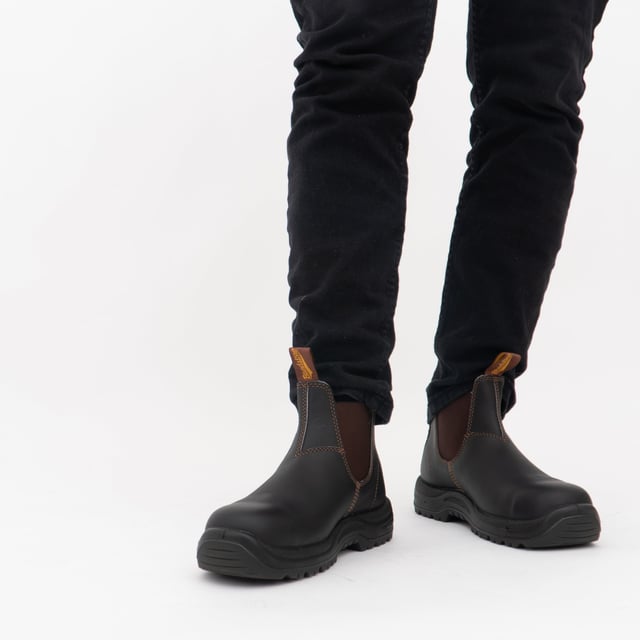 Las botas de seguridad Blundstone 192 son las botas definitivas para el trabajo y brindan apoyo, comodidad y protección durante todo el día. Estas botas Blundstone 192 están hechas de cuero marrón resistente y duradero de primera calidad certificado según la norma europea EN345, tienen una caña baja con un lateral elástico para calzarlas fácilmente y una puntera de acero endurecido. Son las botas definitivas para el día a día. Estas botas 192 son el resultado de décadas de experiencia en la fabricación de calzado australiano de la más alta calidad y, ya sea en casa, en el trabajo o en cualquier otro lugar, estas botas Blundstone son una elección perfecta.
