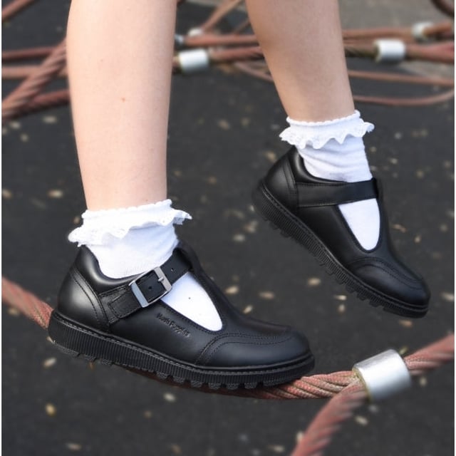 Hush Puppies KERRY Girls School Shoes Black

 Upper Material: Leather

Lining Material: Textile

Sole Material: TPR

Closure/Fastening: Buckle

Features: Comfort,Breathable

Toe Shape: Round

Shoe Width: Regular

Item Weight: 0.945 KG

Heel Height: Low (2.5-4.9cm)

Shoe Style: School

Gift Boxed: No
Product Code: 30818-52643