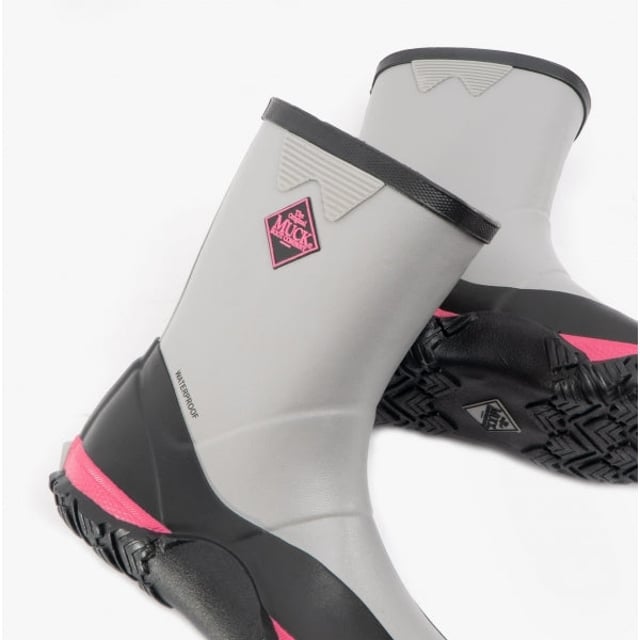 The Forager Kids Collection is unlike any other, inspired by classic Muck styles, now sized for today's active kid. Lightweight, easy to roll and pack, and easy to clean; this collection is perfect for the outdoorsy kid who can't be slowed down.
- 100% Waterproof, 100% KIDPROOF- Easy-to-Fold Rubber Upper for 2 Shaft Height Options- Guarden Rubber Toe and Heel for Durability and Extended Wear- Durable Rubber Outsole with Self-Cleaning Multi-Surface Traction