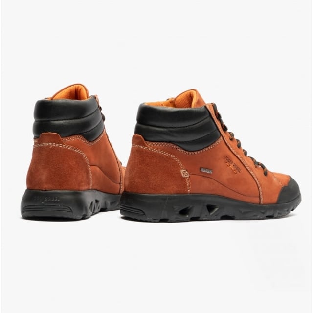 Nuestro sneaker fabricado con fina gamuza. El deportiva cordón deportivo proporciona al pie la mejor al caminar y al estar de pie. Con la membrana TopDryTex impermeable, tus pies se mantendrán secos incluso bajo la lluvia. Puedes cambiar la plantilla removible en un abrir y cerrar de ojos. La construcción Strobel, típico de las zapatillas de deporte, hace que el calzado sea especialmente duradero. Noih 53 ofrece a los pies un ajuste extra gracias a la anchura G. El modelo Noih 53 es el compañero perfecto para sus momentos de ocio.