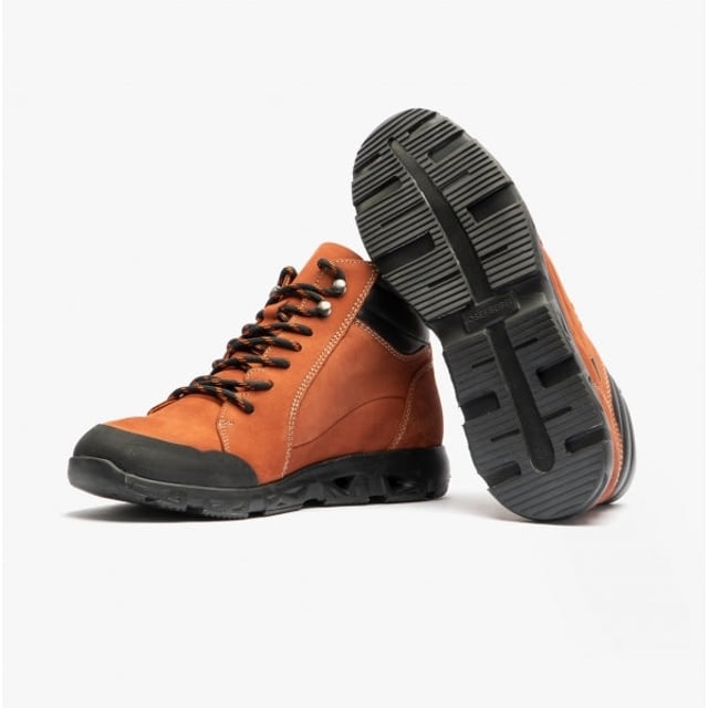 Nuestro sneaker fabricado con fina gamuza. El deportiva cordón deportivo proporciona al pie la mejor al caminar y al estar de pie. Con la membrana TopDryTex impermeable, tus pies se mantendrán secos incluso bajo la lluvia. Puedes cambiar la plantilla removible en un abrir y cerrar de ojos. La construcción Strobel, típico de las zapatillas de deporte, hace que el calzado sea especialmente duradero. Noih 53 ofrece a los pies un ajuste extra gracias a la anchura G. El modelo Noih 53 es el compañero perfecto para sus momentos de ocio.
